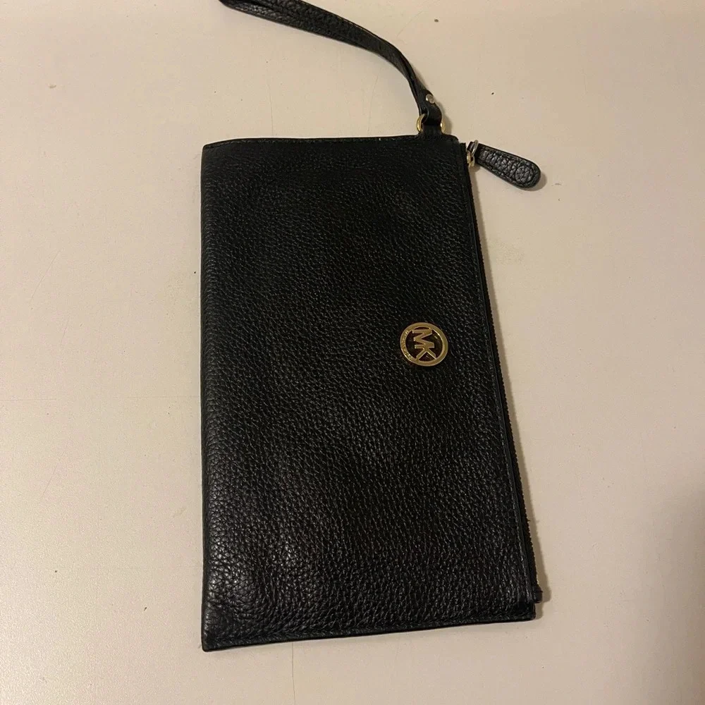 MICHAEL KORS Fulton Solid Black Leather Zip Clutch Wristlet EUC